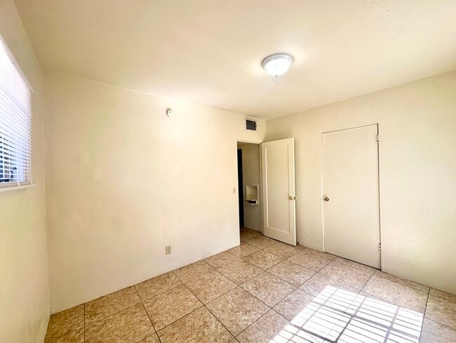 Building Photo - $500 Move In Special! 2 Bedroom Location i...