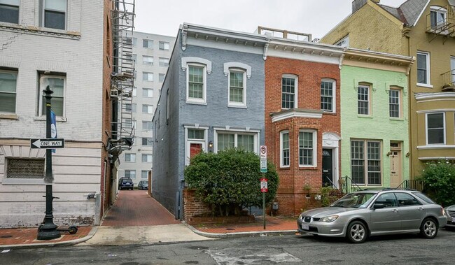 Building Photo - 1421 Hopkins St NW