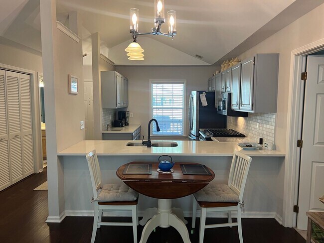 Building Photo - Lovely Condo in Shipyard with a Garage