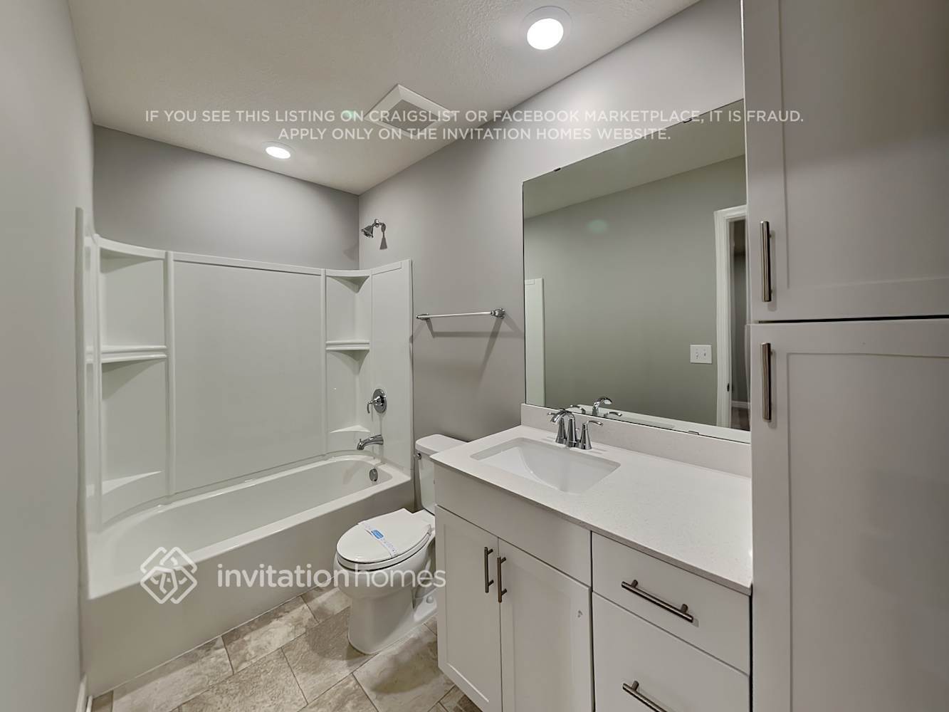 Building Photo - 10900 Everest Pl N