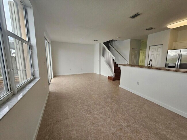 Building Photo - 1005 NE 42nd Ave