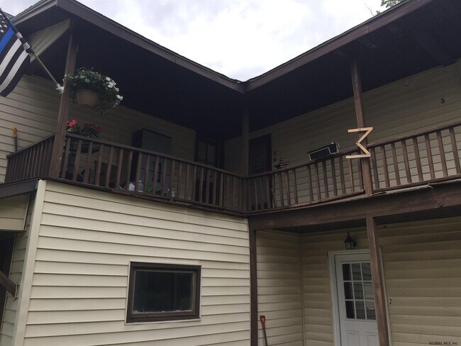 Building Photo - 524 Maple Ave
