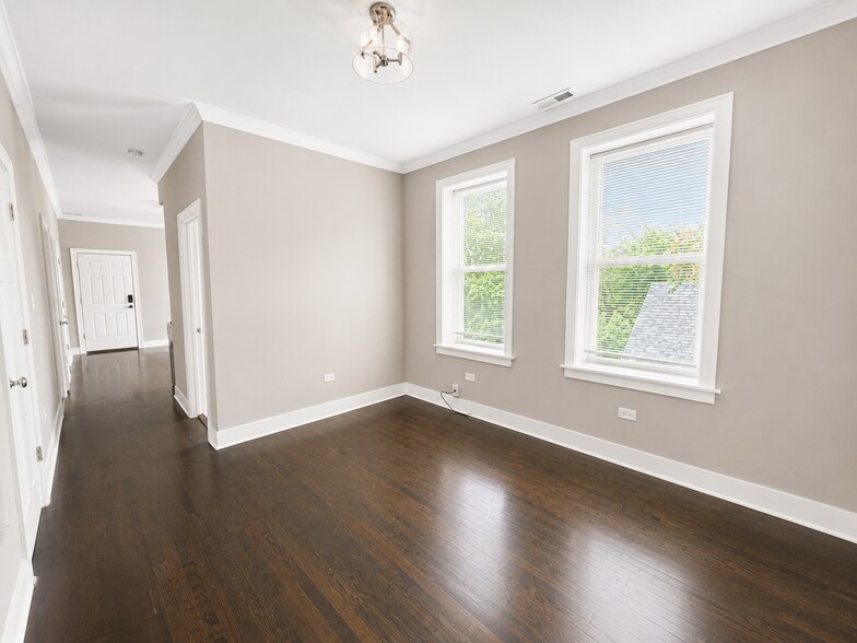 Building Photo - 5409 S Winchester Ave