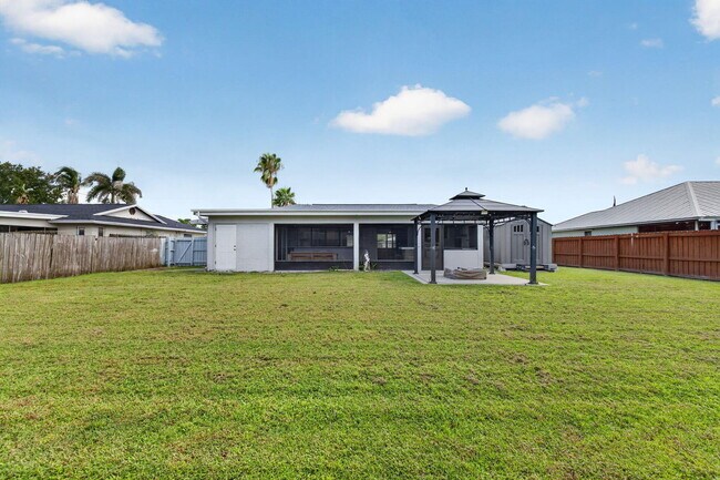 Building Photo - 825 SE Starflower Ave
