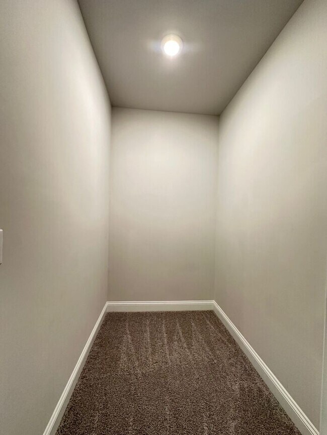 Building Photo - SPACIOUS TOWNHOME