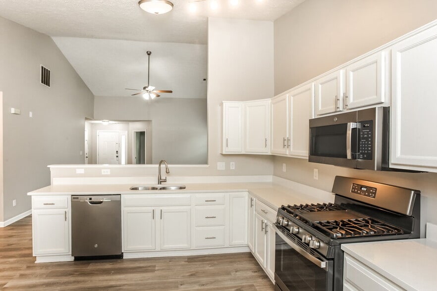 Building Photo - 5765 Arlington Dr