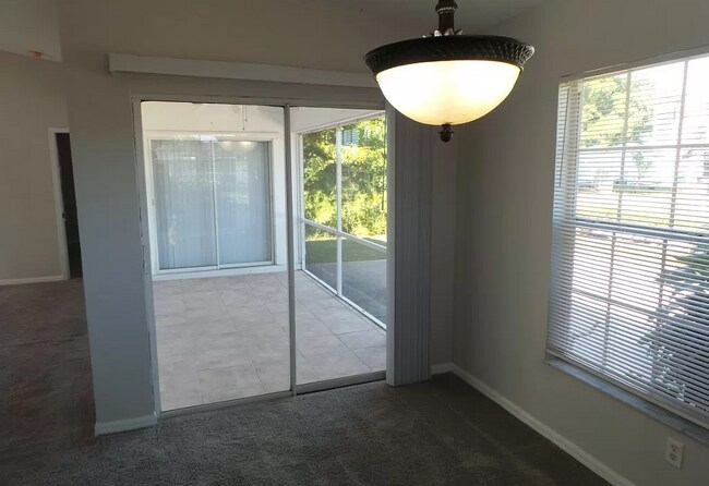 Building Photo - 209 S Heathwood Dr