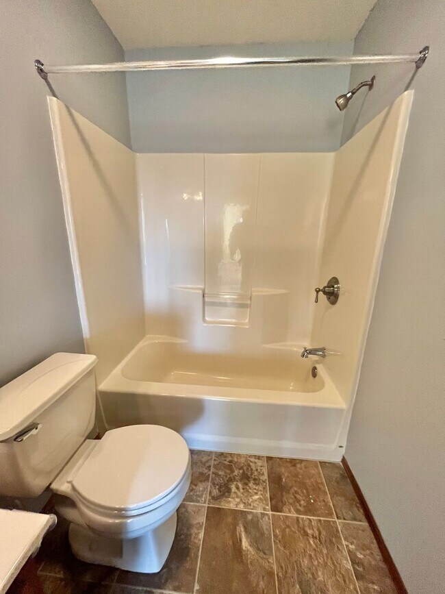 Building Photo - Spacious 4 Bed/3 Bath Twinhome in Brandon!