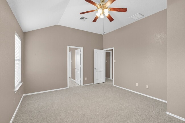 Building Photo - FREE First Month's Rent!