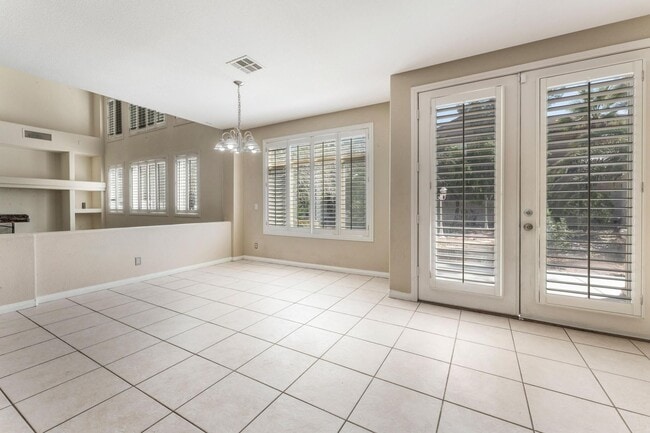 Building Photo - Luxurious Home in Gated Community