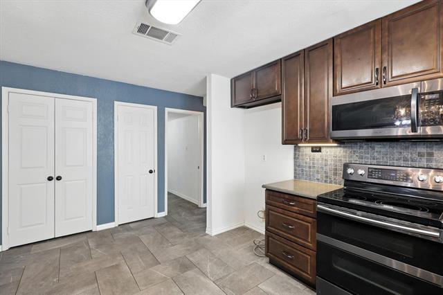 Building Photo - 990 Acorn Dr