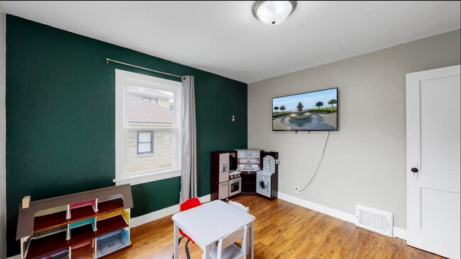 Building Photo - 423 Vroman St
