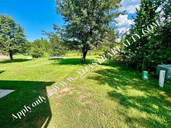 Building Photo - Spacious Shawnee Townhome 3 Bed/3 Bath-Available NOW!!