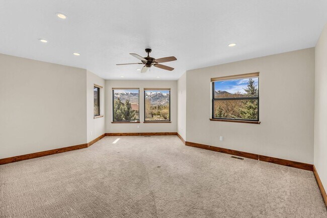 Building Photo - Stunning Mountain Retreat