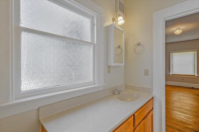 Building Photo - 422 Vernon St