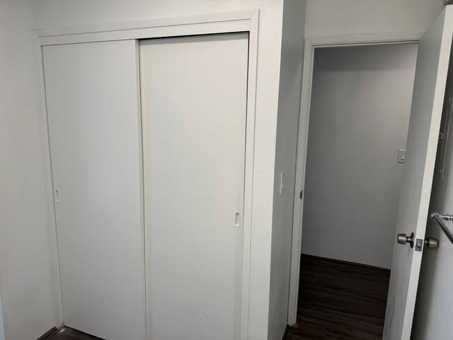 Building Photo - Renovated 1BR Condo in Downtown located in a secured building on the 25th floor