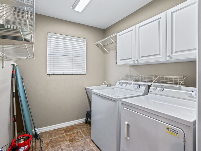 Building Photo - 3 bedroom 2 bath designer home