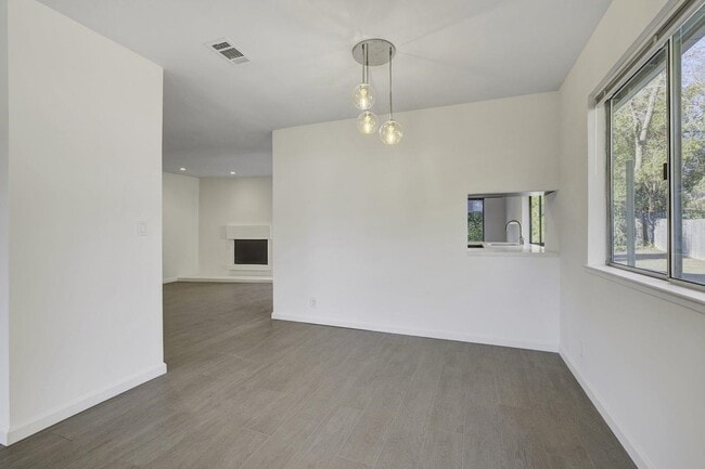 Building Photo - 312 N Alamo Dr