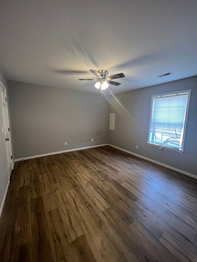 Building Photo - 645-647 W. Country Squire Ct