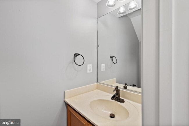 Building Photo - 1900 Lennox Dr