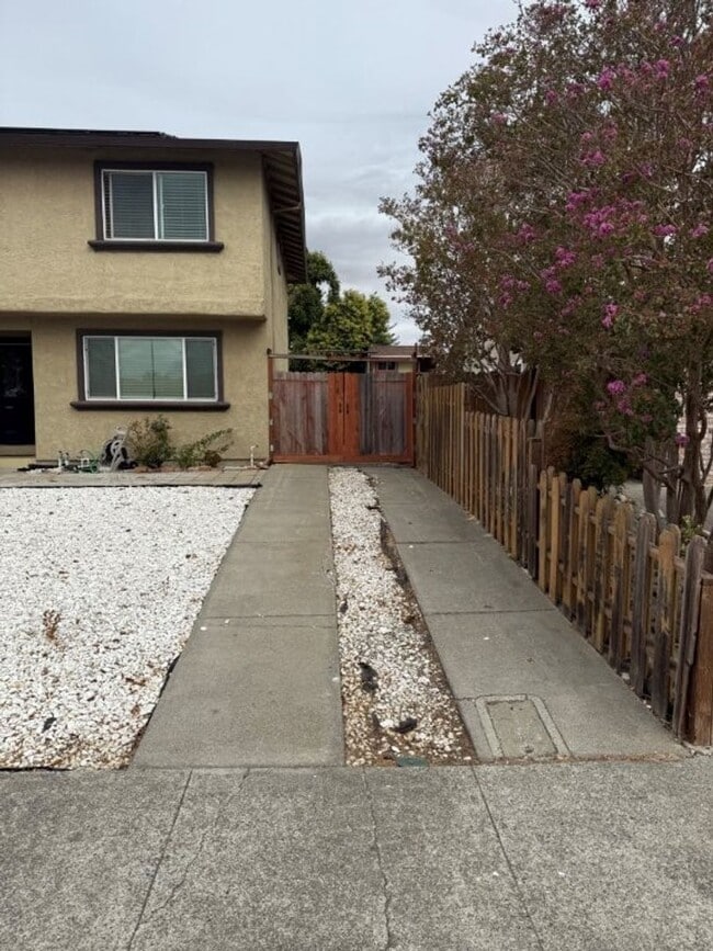 Building Photo - Unique 5 Bedroom 2 Story w/ Solar Suisun *...