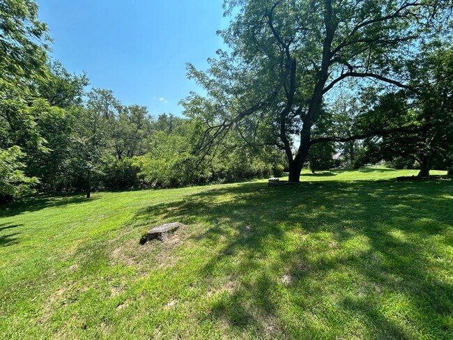 Building Photo - 1824 E Kanesville Blvd