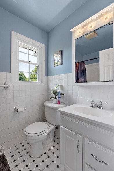 Building Photo - 10 James Dr