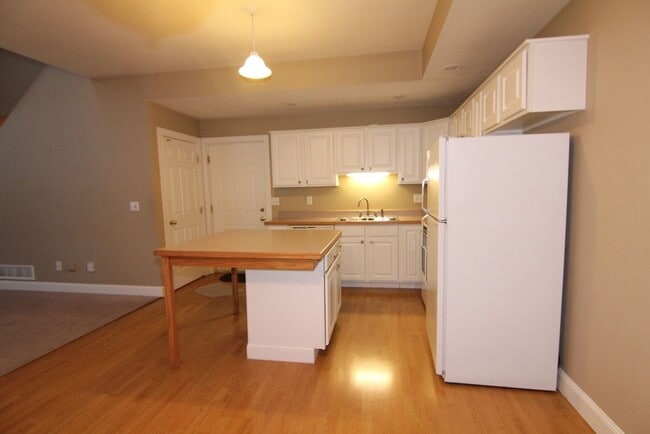 Building Photo - Beautifully Renovated Large 4 bedroom Dupl...