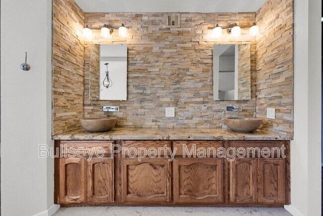 Building Photo - 1333 E Donner Dr