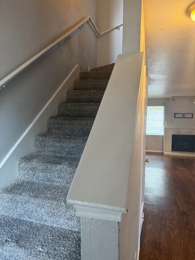 Building Photo - River Crossing - Near Downtown - 2BD /2.5BA - Townhome - Yard - Pet Friendly