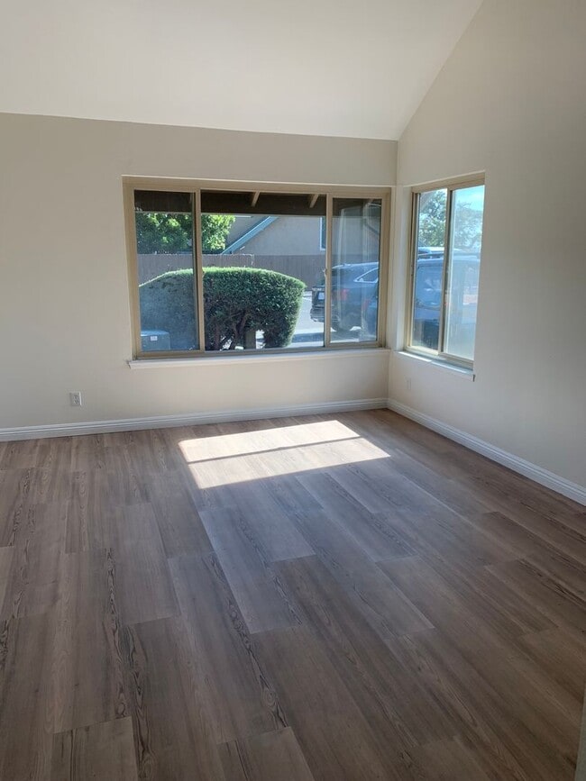 Building Photo - Charming Two-Story Home in Vista with Spac...