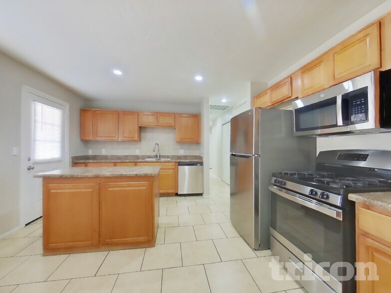Building Photo - 3234 W Larkspur Dr