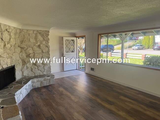 Building Photo - Charming house in downtown Snohomish