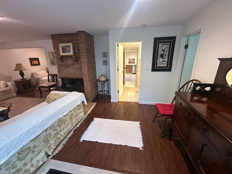 Living Room - 7 - 520 17th Ave SE