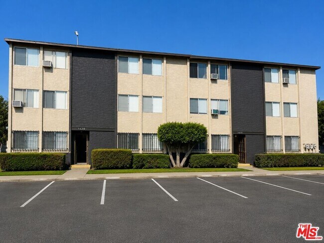 Building Photo - 1337 S Hoover St