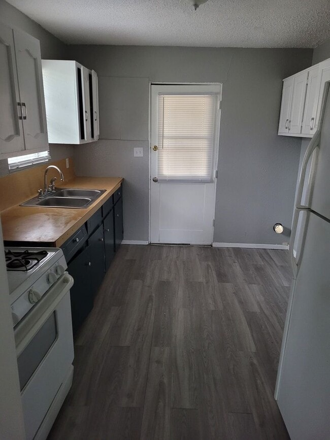 Building Photo - SPACIOUS! LOCATION!