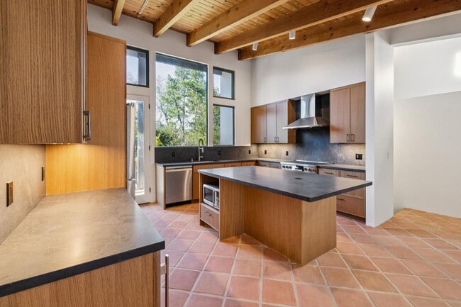 Building Photo - Charming 4BR Home Available in Private Portola Valley Cul de Sac