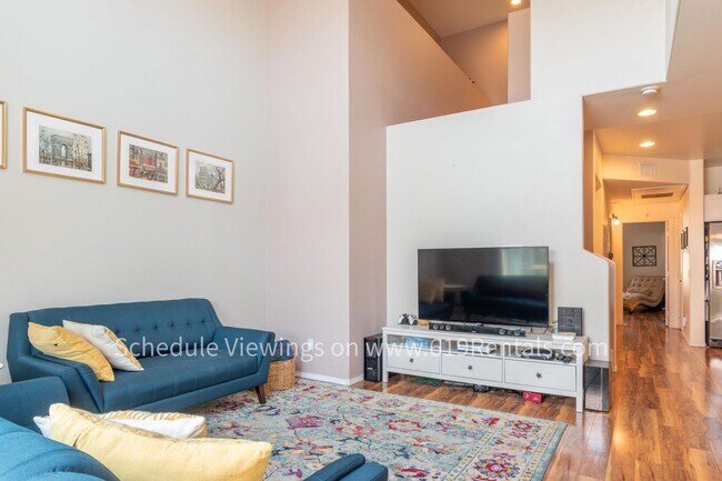 Building Photo - Beautiful 3 Bedroom, 2 Bath Townhouse with 2 car garage