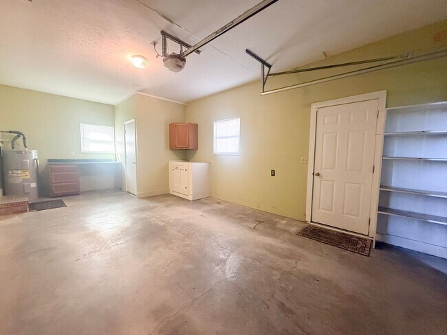 Building Photo - Pet-Friendly 3-Bedroom Home with Fenced Yard, Sun Room & Utilities Included