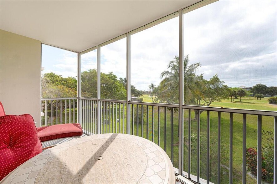 Building Photo - 2800 N Palm Aire Dr