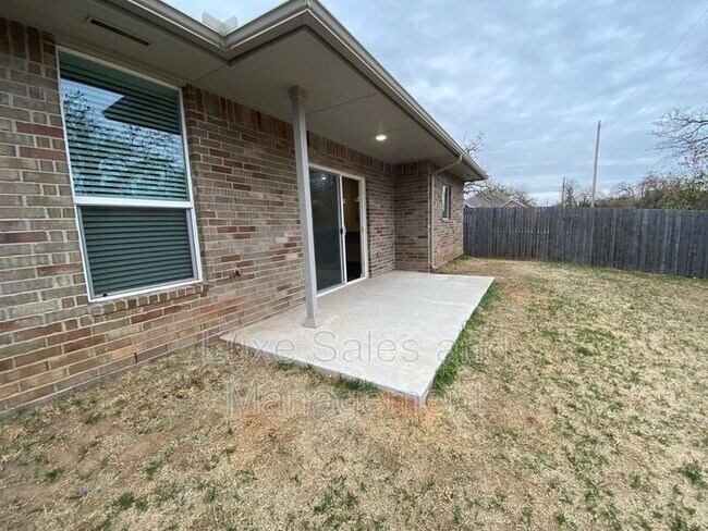 Building Photo - 504 Martina Ln