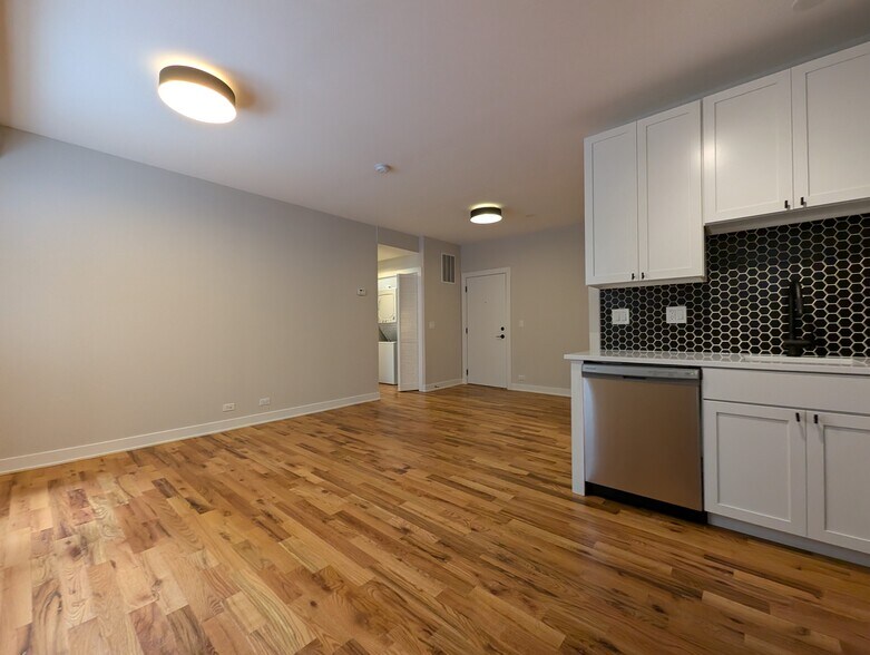 Building Photo - 650 W Wrightwood Ave