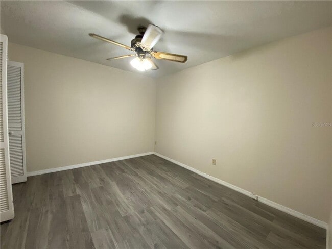 Building Photo - 1/2 Duplex For Rent !