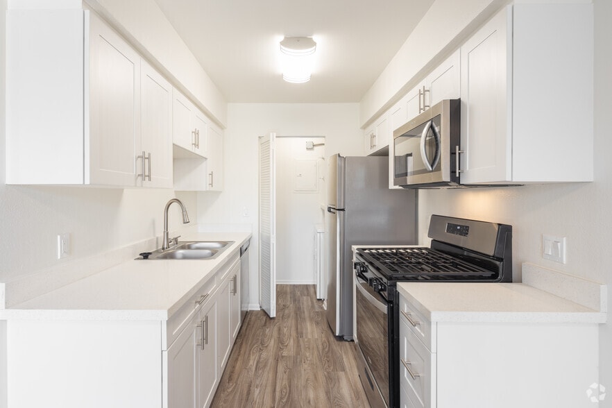 1 BR, 1 BA - 768SF - Tustin Village Apartments