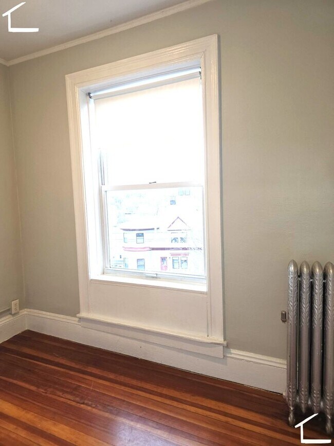 Building Photo - No Brokers Fee, Washington Sq. Area, Heat, Hot Water Included, Lage Bedrooms, Eat-in Kitchen, Lau...