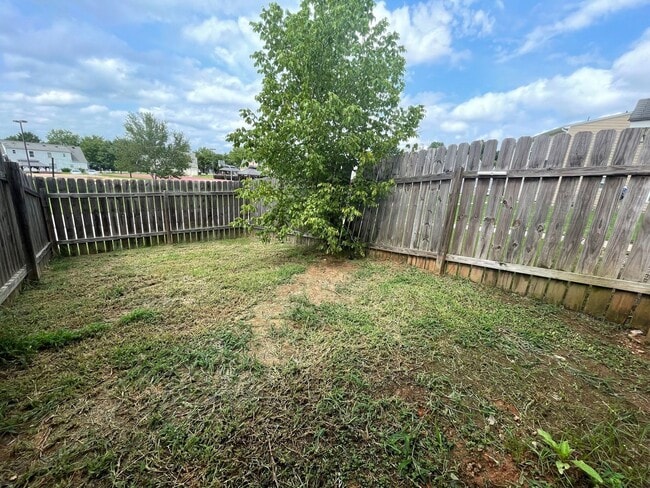 Building Photo - Pre-Leasing for August 2 2026 WITH FENCED IN YARD! 1/2 Off Deposit!