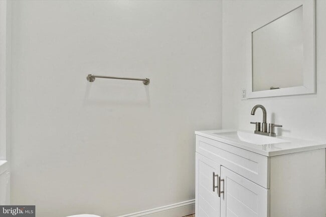 Building Photo - 17 N Millick St