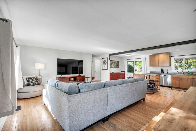 Building Photo - 2655 Parkway Dr