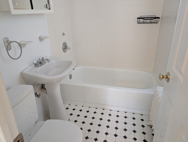 Building Photo - 1021 Sherman Ave