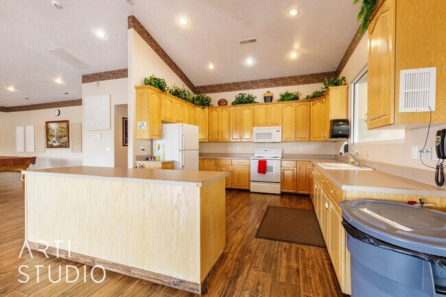 Building Photo - Stunning 3-Bedroom Home with Private Backy...